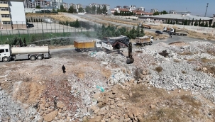 Moloz Skandalı: Mahalle Araları Depo Oldu, Belediyeye Hem Sağlık Hem Maddi Fatura"