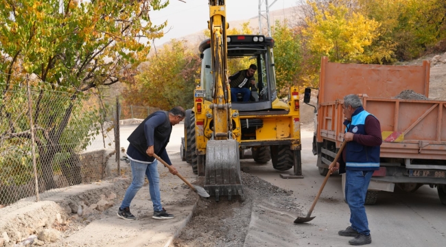 BATTALGAZİ BELEDİYESİ ÇAMURLU MAHALLESİ'NDE ASFALT YAMA ÇALIŞMASI YAPTI