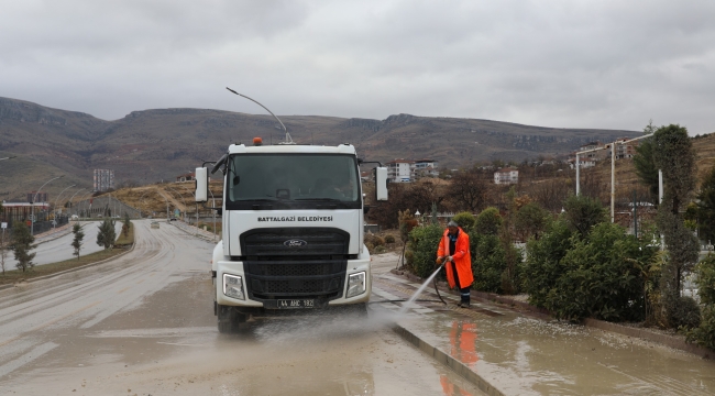 BATTALGAZİ BELEDİYESİ'NDEN PINARBAŞI GÖLETİ ÇEVRESİNDE DETAYLI TEMİZLİK