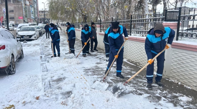 BATTALGAZİ'DE KARLA MÜCADELE ARALIKSIZ SÜRÜYOR