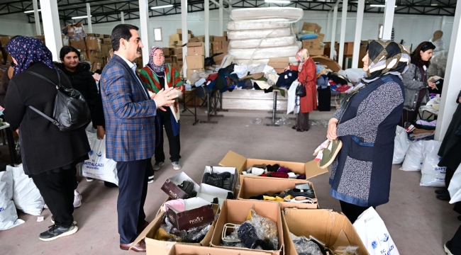 Başkan Taşkın Yardım Malzemeleri Tasnifine Eşlik Etti