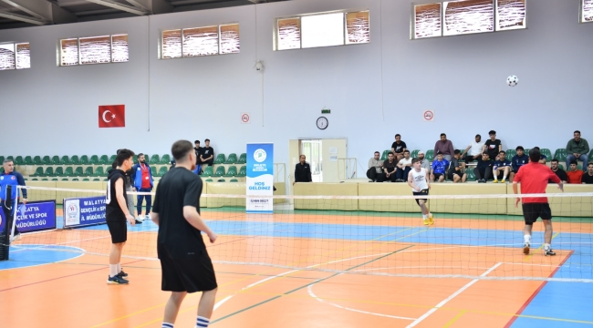 3 Ayak tenis turnuvası coşkulu başladı