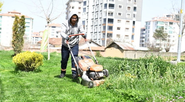 Yeşilyurtta park ve yeşil alanlar yaz sezonuna hazırlanıyo