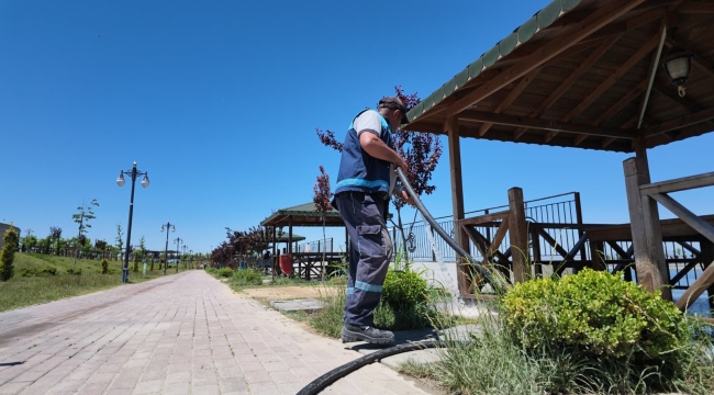 Kırkgöz Sahil Parkı'nda kapsamlı temizlik ve çevre düzenleme çalışması yürütüyor.