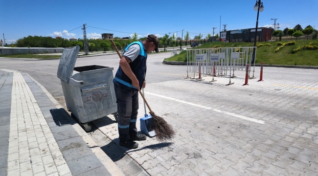 Kırkgöz Sahil Parkı'nda kapsamlı temizlik ve çevre düzenleme çalışması yürütüyor.