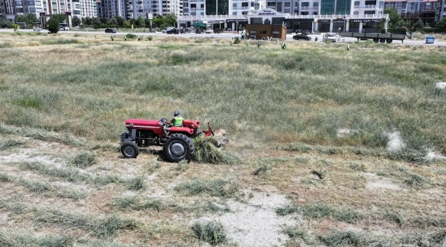 yeşilyurt belediyesi yangın riskine karşı ot biçme çalışmalarını hızlandırdı
