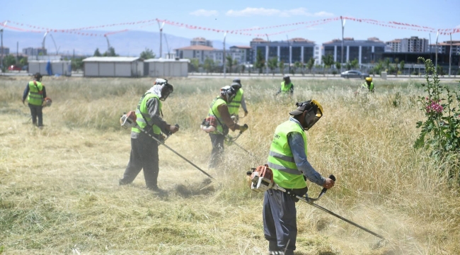 yeşilyurt belediyesi yangın riskine karşı ot biçme çalışmalarını hızlandırdı