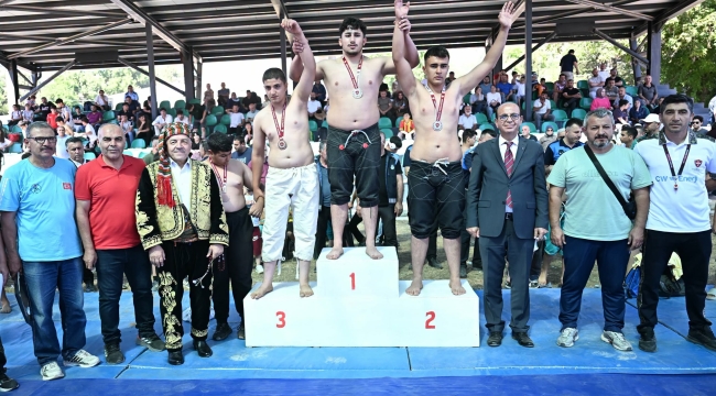  Yeşilyurt Kiraz Festivalinde Karakucak güreşleri heyacanı yaşandı